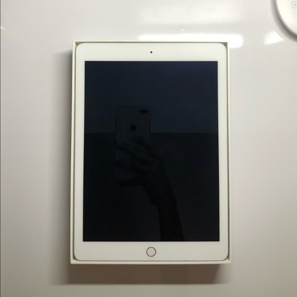 Apple Ipad 5th Generation - Picture 3 of 4